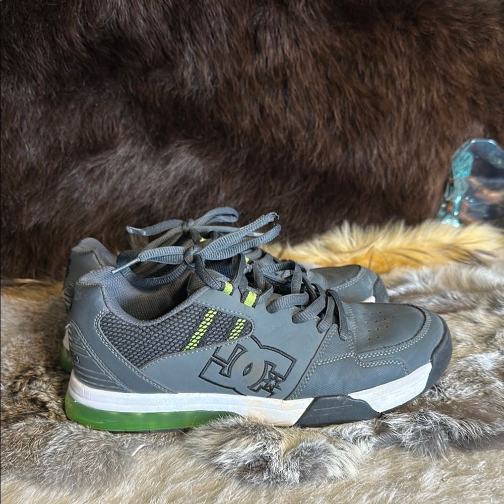 DC Gray and Green Sneakers 7.5 (6022A)